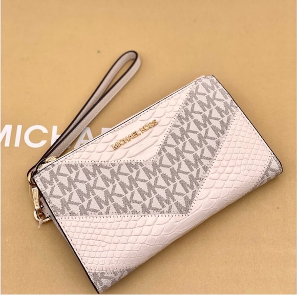 MICHAEL KORS LG DOUBLE ZIP
WRISTLET WALLET PHONE
HOLDER LIGHT CREAM MULTI - Picture 5 of 12